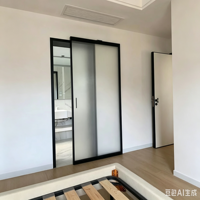 Porte fantôme minimaliste avec cadre noir et verre teinté, cloison intérieure coulissante invisible, séparateur de pièce moderne de luxe à effet flottant