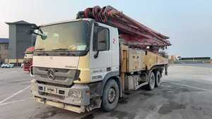 Camión Bomba de Concreto SANYss <span class=keywords><strong>Mercedes</strong></span>-<span class=keywords><strong>Benz</strong></span> Usado de 42.5m (2019, China V, Pluma de 5 Secciones, Motor Diésel, 120m/h) para Construcción - Product Image 2