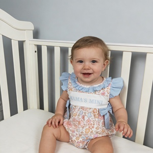 SR3973 ชุดรอมเปอร์เด็กทารกสีชมพูพิมพ์ลายดอกไม้ MAMA'S GIRL แขนสั้นน่ารักสำหรับเด็กผู้หญิง ขายส่ง - Product Image 1
