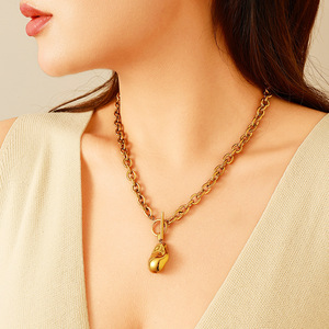 Collier en acier inoxydable plaqué or avec pendentif en forme de perle baroque et fermoir OT, idéal pour les tenues décontractées - Product Image 2