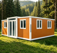 Maison pliable modulaire à ossature blanche et panneaux ondulés orange, avec double porte vitrée, pour villa de villégiature en bord de mer, construction rapide