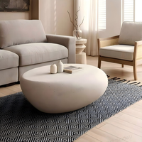 Table basse ovale irrégulière moderne minimaliste beige en fibre de verre personnalisable pour l'intérieur et l'extérieur