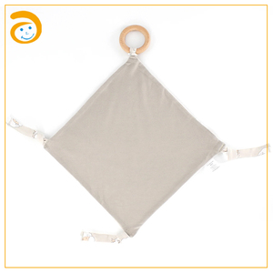 Copertina di Sicurezza per Neonati con Stampa di Pecorella, Peluche Morbido con Anello Massaggiagengive in Legno - Product Image 3