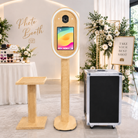 Station photo/selfie iPad de luxe à effet bois pour la location événementielle (mariages, fêtes).