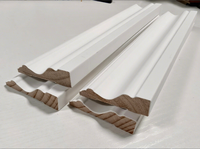 Moulures en bois massif personnalisées, directement de l'usine, apprêtées blanches, plinthes et lignes décoratives en bois pour la décoration intérieure