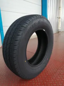 Pneu de haute qualité prix d'usine pneus de voiture PCR 215 225 235 245 45 55 65 16 17 19