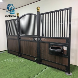 Panneaux modulaires durables de conception personnalisée pour box de chevaux Cadre en acier galvanisé Remplissage de bambou Écurie élégante préfabriquée pour chevaux pour grange - Product Image 1
