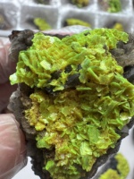 Cristal d'autunite vert fluorescent naturellement présent, bloc minéral de forme cubique, provenant de l'extraction locale du Hunan, collection de spécimens