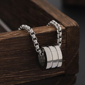 Collier en Titane Anti-ternissement avec Pendentif Cylindrique Géométrique Minimaliste et Chaîne Maille Forçat pour Hommes et Femmes – Vente en Gros - Product Image 3