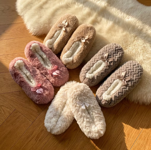 Chaussons d'hiver romantiques antidérapants pour femmes, avec motif cœur, doublure en sherpa et polaire - Product Image 1