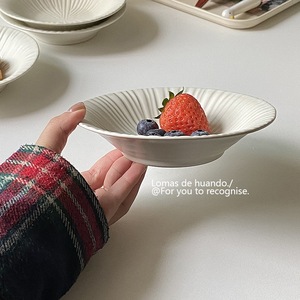 Bol en céramique blanc à rayures verticales, peu profond, 6 pouces, design minimaliste, pour dessert, yaourt, gâteau, usage domestique - Product Image 3