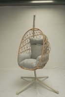Fauteuil suspendu moderne en rotin beige avec coussin, chaise balançoire avec structure en fer, hamac en osier résistant aux intempéries pour patio