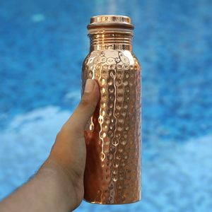Bouteille en cuivre pur à 100 pour cent de style antique pour la santé ayurvédique stimulant la digestion et le système immunitaire - Product Image 1