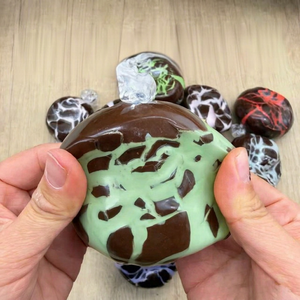 Boule croustillante artisanale au chocolat noir et matcha menthe, texture plastique craquant à l'aspect cireux, non toxique, réutilisable, durable, pour fêtes, ASMR - Product Image 1