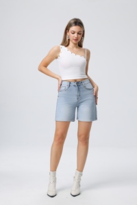 Shorts in Denim Azzurro a Vita Alta con Dettagli Rivettati, Taglio Asimmetrico, Vestibilità Regolare, Stile Casual Estivo - Product Image 2