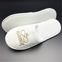 Chaussons de pédicure jetables en polaire corail brodés, confortables, doux, durables, à bout fermé et antidérapants pour adultes et enfants