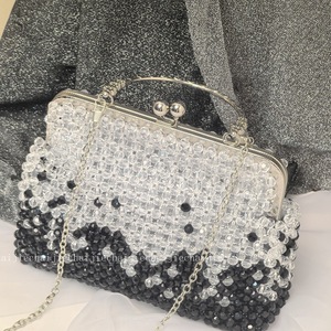 Pochette Elegante <span class=keywords><strong>Bianca</strong></span> <span class=keywords><strong>e</strong></span> <span class=keywords><strong>Nera</strong></span> - Borsa a Tracolla con Perline Fatta a Mano, <span class=keywords><strong>Clutch</strong></span> da Sera per Signora - Product Image 4