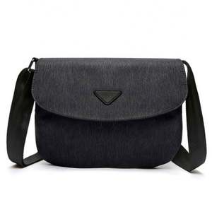 Borsa a tracolla da donna con tracolla blu su misura e BEARKY in poliestere con chiusura a cerniera ecologica e resistente - Product Image 1