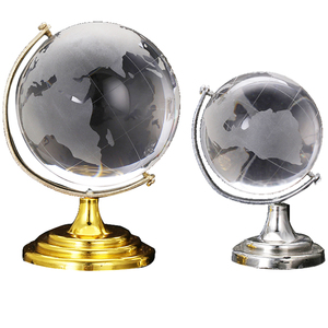 Globe terrestre antique en cristal YearsCrystal avec support en métal argenté/doré, décoration de bureau, objet de collection, 6 cm, logo personnalisé, finition polie - Product Image 2