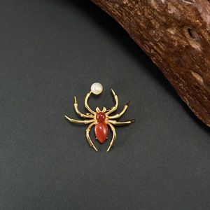 Broche de Lujo Hecho a Mano con Forma de Araña, Ágata Natural Nanhong y Perla de Agua Dulce, Chapado en Oro sobre Cobre, Joyería Fina - Product Image 1