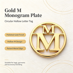 ป้ายโลหะรูปวงกลมแบบมีร่องลายตัวอักษร Gold M ขอบขัดเงา สำหรับกระเป๋า เสื้อผ้า และเครื่องประดับแบรนด์เนม - Product Image 1