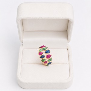 Bague en or jaune 18 carats avec émeraude, rubis et saphir taille poire |   13 pierres |   Prix de gros pour bijoux fins multi-pierres précieuses de 6,49 carats - Product Image 3