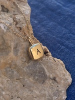 Collar de Oro Amarillo Clásico Hecho a Mano en España con Colgante de Letra, Joyería Fina, Cadena Ajustable, Regalo para Mujer, Fiesta