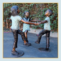 Statue en bronze grandeur nature sur mesure pour enfants filles jouant au jardin