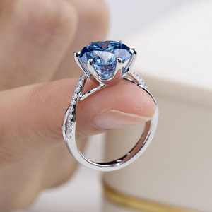 Anillo de compromiso MSR-2182 de oro de 18 quilates con diamante azul talla redonda y detalles de diamantes para mujer, estilo clásico - Product Image 4