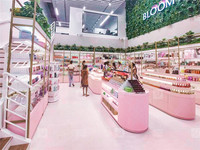 Meubles de boutique de maquillage moderne Décoration de magasin de parfums roses au détail Présentoirs muraux cosmétiques en bois personnalisés pour les soins de la peau