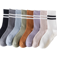 Chaussettes rayées en nylon pour femmes Chaussettes de yoga de compression antidérapantes colorées avec corps doux et logo de manchette pour toutes les saisons
