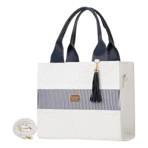Borsa tote da donna Fana in rattan fatta a mano, a righe bianche e blu navy, di forma quadrata, con tracolla a catena per uso quotidiano - Product Image 1