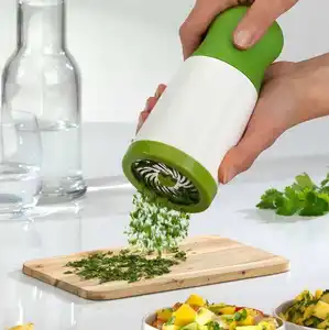 Schlussverkauf Handwalze Kraut-Gewürz-Schleifer Gemüse Trocken zerkleinertes Koriander-Chopper Schneidegerät Küchenzubehör Kunststoff