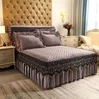 Parure de lit de luxe 4 pièces en coton brodé de dentelle avec jupe de lit, couvre-lit et housse de couette