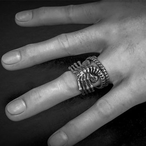 Nouveau Punk Moto Style Hommes Anneau Exagéré Dominateur Crâne Démon Griffe Anneau Argent Couleur Bijoux Accessoires - Product Image 5