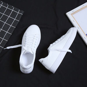Baskets Blanches <span class=keywords><strong>Femme</strong></span> à Lacets <span class=keywords><strong>Pas</strong></span> <span class=keywords><strong>Cher</strong></span> en Gros, Chaussures Plates en <span class=keywords><strong>Cuir</strong></span> PU Respirantes à Coupe Basse, Style Marche à Semelle Souple - Product Image 2