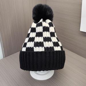 Bonnet en tricot jacquard à carreaux en acrylique épais et chaud de haute qualité, noir et <span class=keywords><strong>blanc</strong></span>, <span class=keywords><strong>avec</strong></span> pompon et impression numérique - Product Image 3