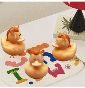 Mini canard jaune de la série Pony, jouet créatif en vinyle à presser pour la baignade et les jeux aquatiques à la plage, vente directe usine - Product Image 6