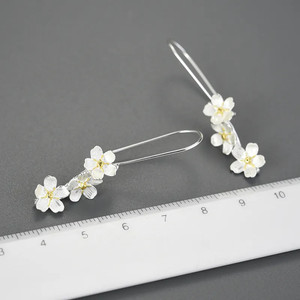 Orecchini pendenti a fiori freschi e eleganti per matrimonio divertente con loto - Product Image 3