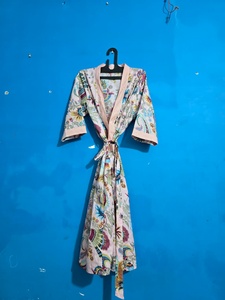 Bata Kimono de Algodón con Cuello en V y Estampado Floral para Mujer, Ropa de Dormir Cómoda y Transpirable, Hecha a Mano en India, para Damas de Honor - Product Image 3