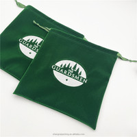 Tas Penyimpanan Hadiah Beludru Custom Bordir Logo Mewah dengan Tali Serut Hijau, Kantong Produk Hewan Peliharaan/Gym dari Beludru Poliester dengan Tali Serut