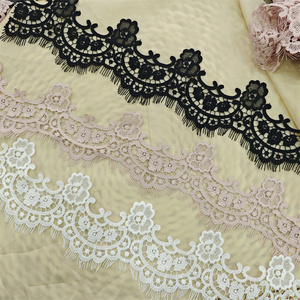 Tessuto in Pizzo Francese di Lusso all'Ingrosso, Tradizionale con Motivi Floreali in Seta di Latte per Abiti da Sposa e da Sera - Product Image 2