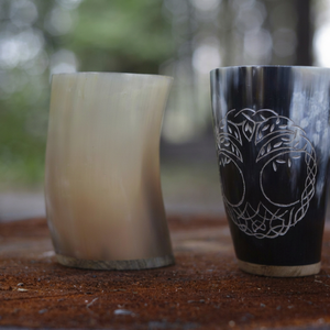 Mug en corne sculptée écologique style viking nordique, motif Yggdrasil, corne de bœuf naturelle, style médiéval, tasse à bière de mariage, coffret cadeau - Product Image 1