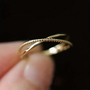 Anello Minimalista a Fascia Liscia con Linee Incrociate, Gioiello Semplice per Uso Quotidiano alla Moda per Donne - Product Image 6
