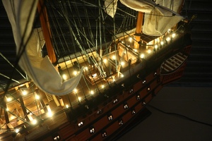 GIA NHIEN HMS VICTORY avec éclairage, modèle de bateau à voile historique pour la décoration de la maison, du bureau et les cadeaux d'entreprise, en bois artisanal de qualité supérieure - Product Image 5