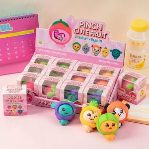 ของเล่นบีบตัวผลไม้ยอดนิยมขนาด 5 ซม. ทำจากวัสดุ TPR พร้อมชุดเปลี่ยนรูปแบบสร้างสรรค์ บรรเทาความเครียด สนุกสนานสำหรับทุกวัย ของขวัญสุดสร้างสรรค์ - Product Image 3