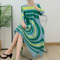 Robe plissée style Miyake, coupe trapèze, manches 3/4, imprimé spirale géométrique, taille unique, très extensible, vente en gros