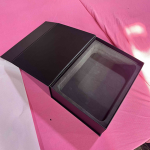 Luxe op maat gemaakte cosmetica set met magnetische verpakking, UV-coating, matte laminatie, reliëf sponsvoering en milieuvriendelijke doos - Product Image 1