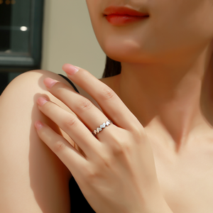 Anello Nuziale in Argento Sterling S925 Placcato Oro 14K e Rodio con Design a Cuori Interconnessi Lucidati per Donne - Product Image 5