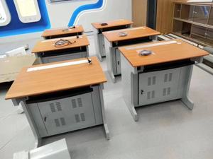 Bureau moderne motorisé avec écran LCD pour conférence vidéo sans papier, idéal pour la salle de classe, la formation et les ateliers – Mobilier de salle de réunion - Product Image 2
